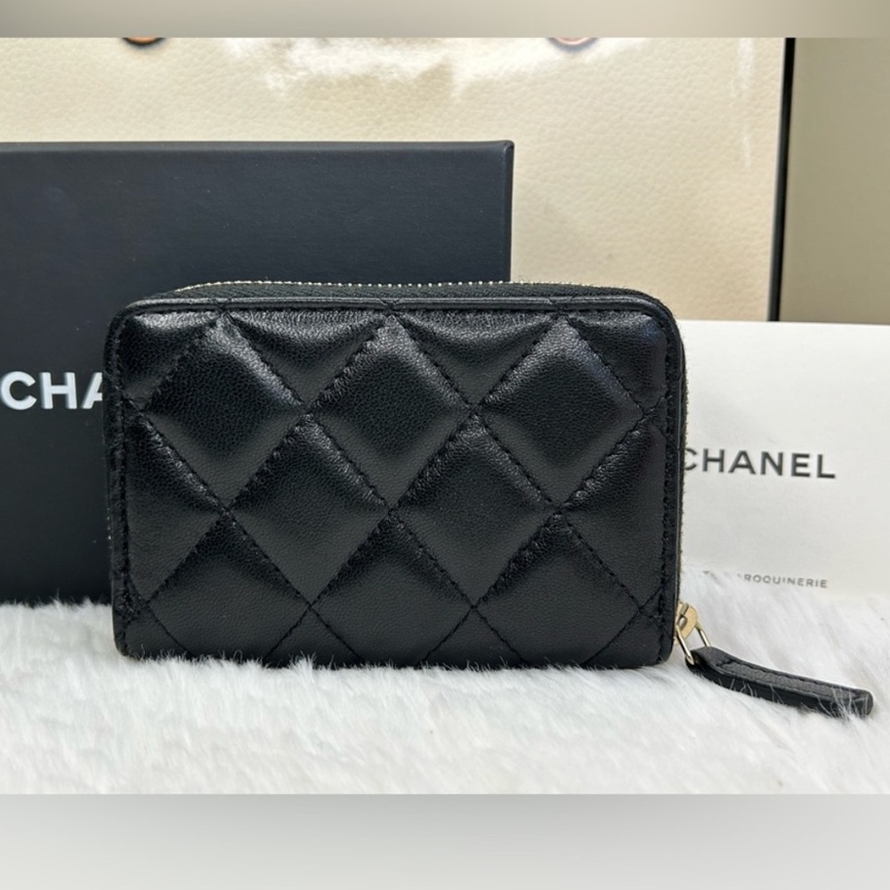 Chanel zippered interlocking CC lambskin zip around coin pouch card holder - Picture 5 of 10